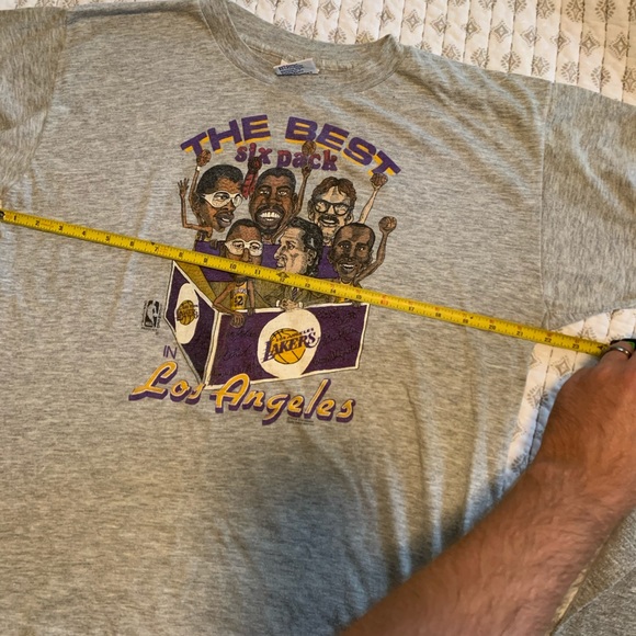 Vintage 80s Courtside Lakers 6 pack caricature t shirt! Rare! - Picture 3 of 4